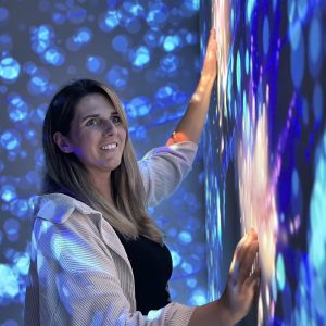 Kontrast illusionswelt interaktive Wand